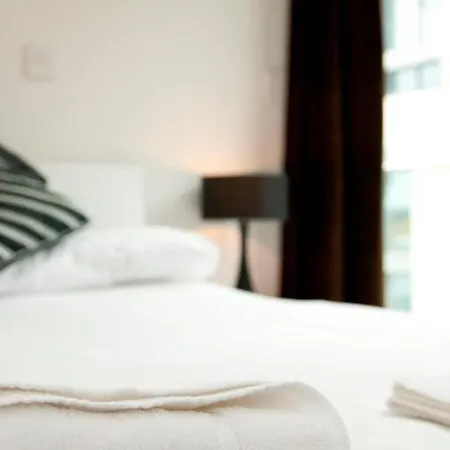 Cleyro Serviced - Harbourside Apartment