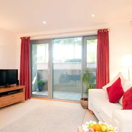 Cleyro Serviced - Harbourside Apartment
